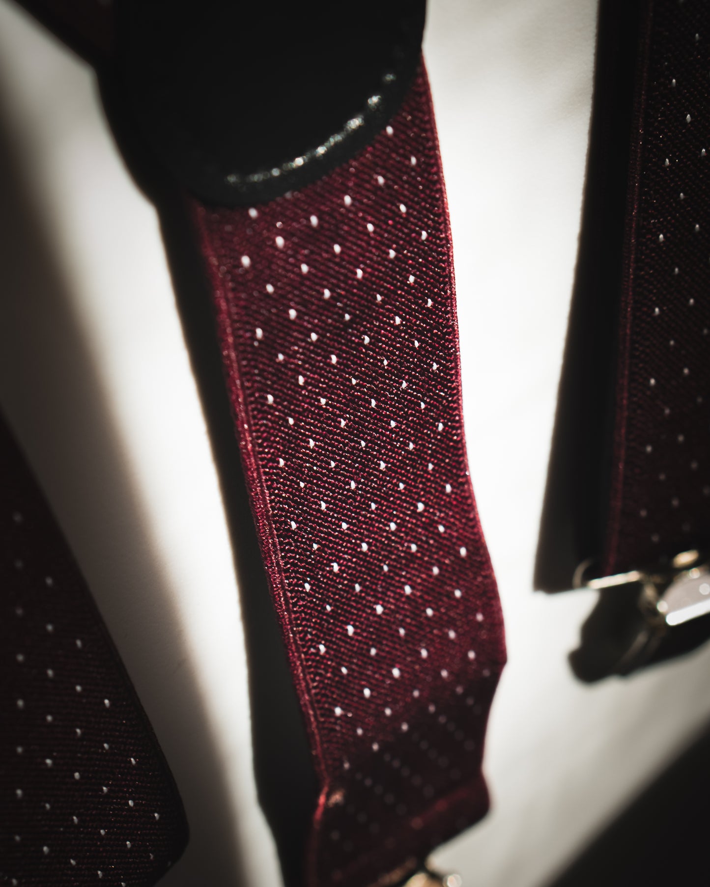 TIRANTES BURDEOS MICROTOPO BLANCO