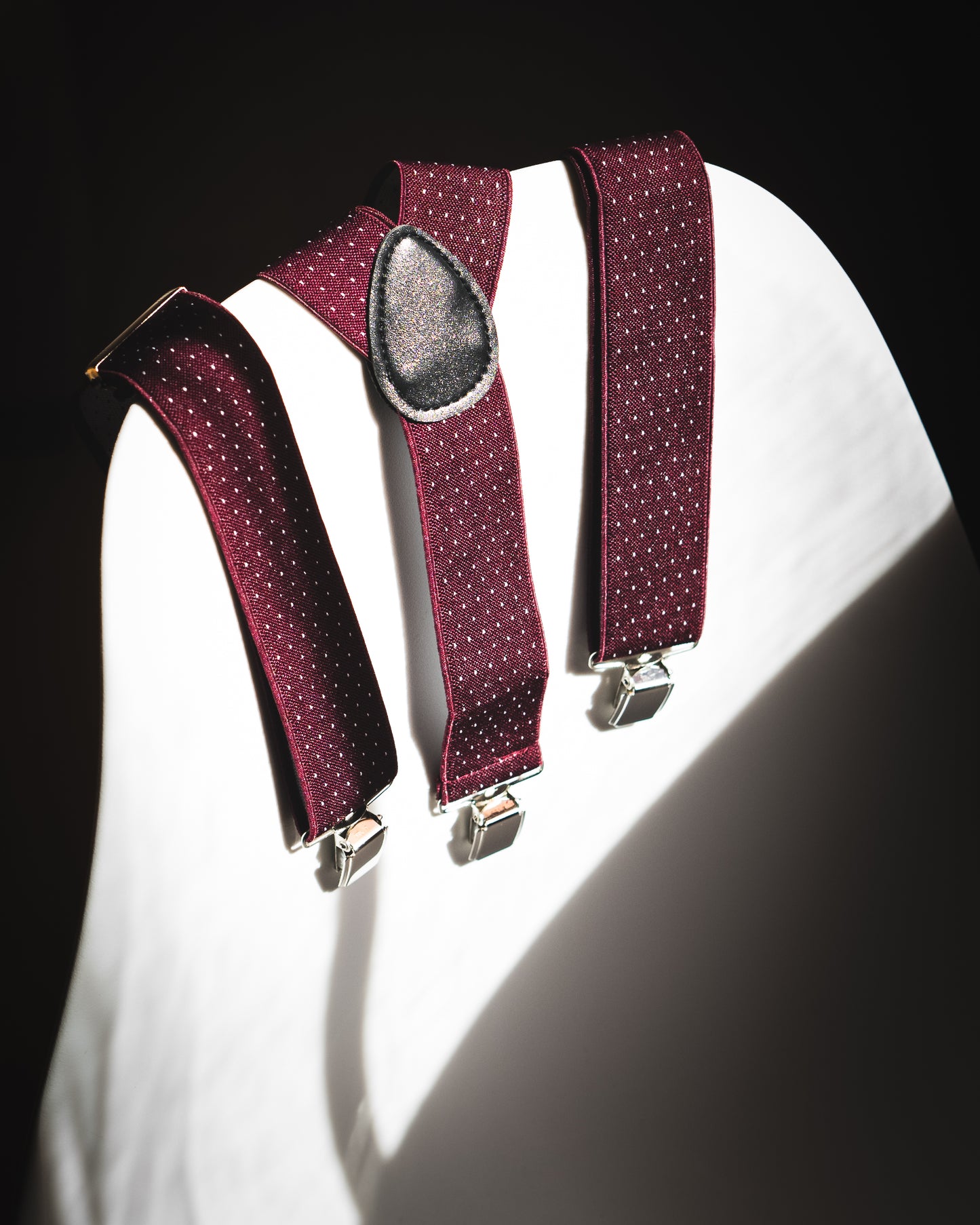 TIRANTES BURDEOS MICROTOPO BLANCO