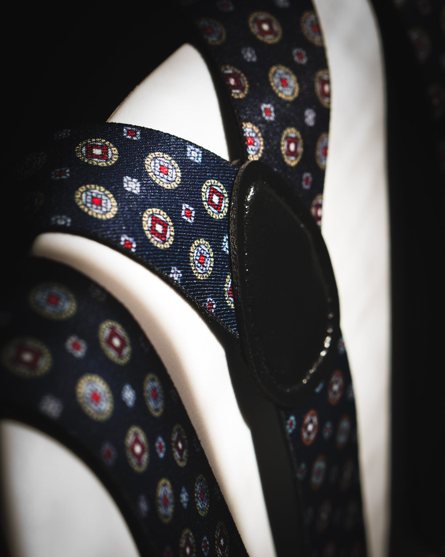 Tirantes detalles geométricos azul